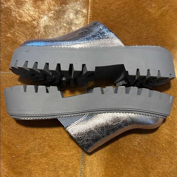 DV by Dolce Vita Women's Metallic Silver Mules - Picture 3 of 6